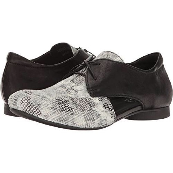 Snakeskin Side Cutout Oxfords by Think! EU size 39/US 8 - Picture 2 of 3